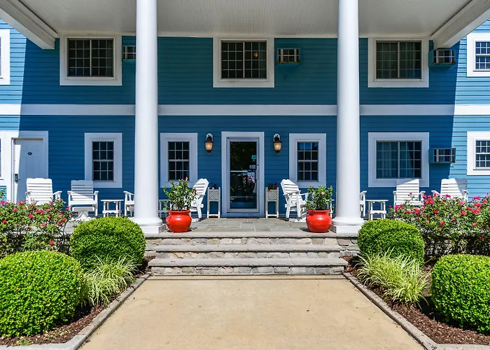 Commander Beach House Hotel