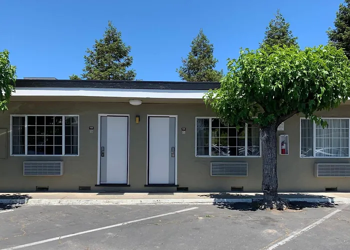 Redwood Inn