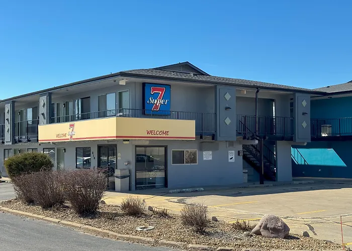 Super 7 Motel