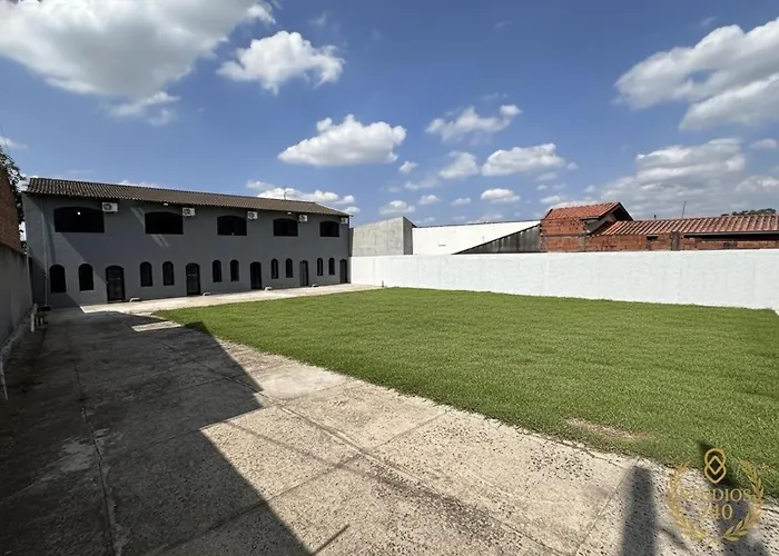 Suítes Modernas com Ar-Condicionado e Estacionamento
