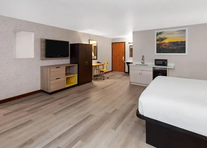 Days Inn & Suites By Wyndham Spokane Airport