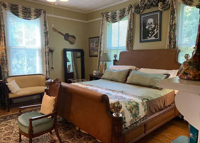 Inn Upon Moon River Plantation