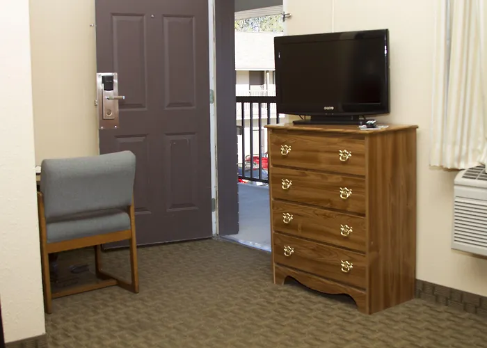Cottonwood Inn & Suites