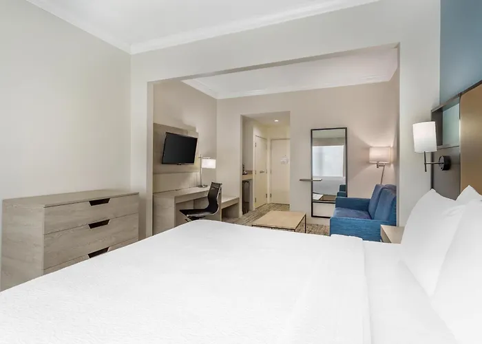 Best Western Plus Airport Inn & Suites