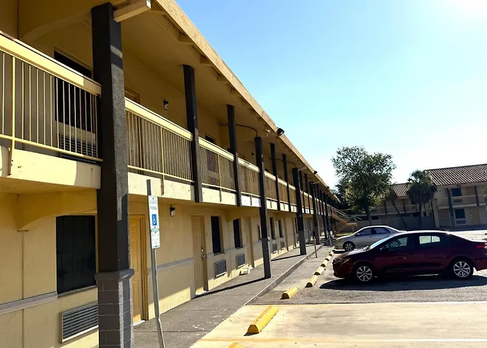 Townhouse Garden Inn & Suites San Antonio I 35