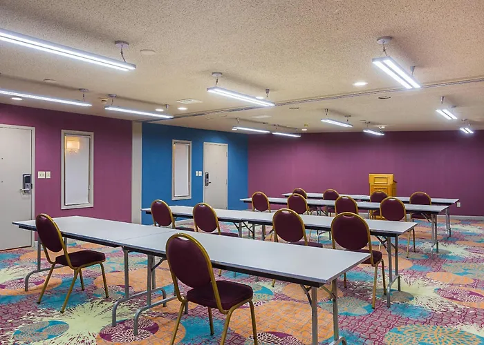 Clarion Inn & Suites Evansville Eastland Area