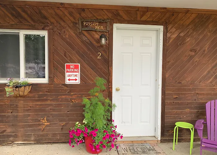 Pine Crest Motel & Cabins