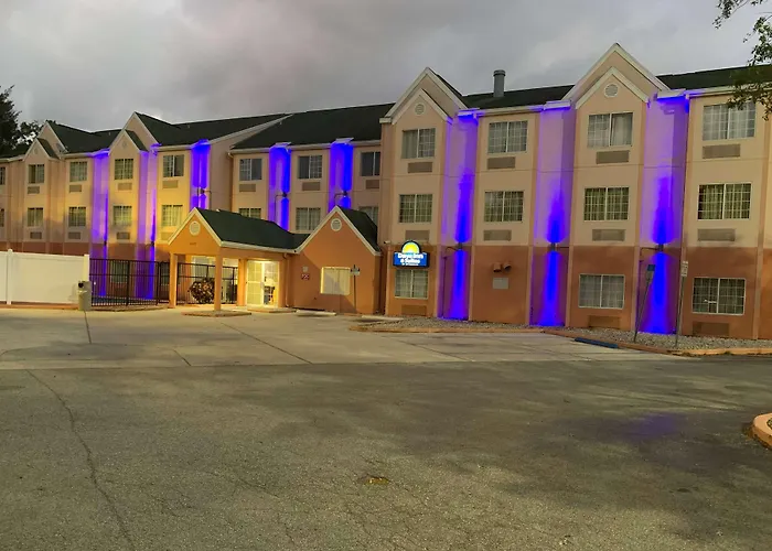 Days Inn & Suites By Wyndham /Raymond James Stadium