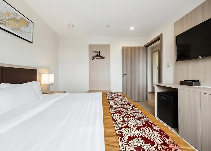 Ramada By Wyndham Flushing Queens