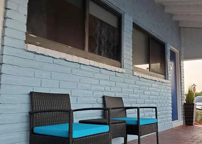 Hollywood Gardens Inn & Suites