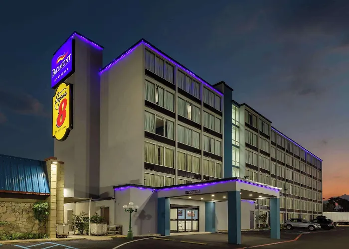 Super 8 By Wyndham Laredo Hotel