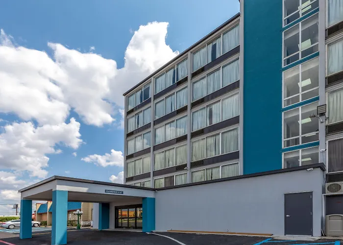 Super 8 By Wyndham Laredo Hotel