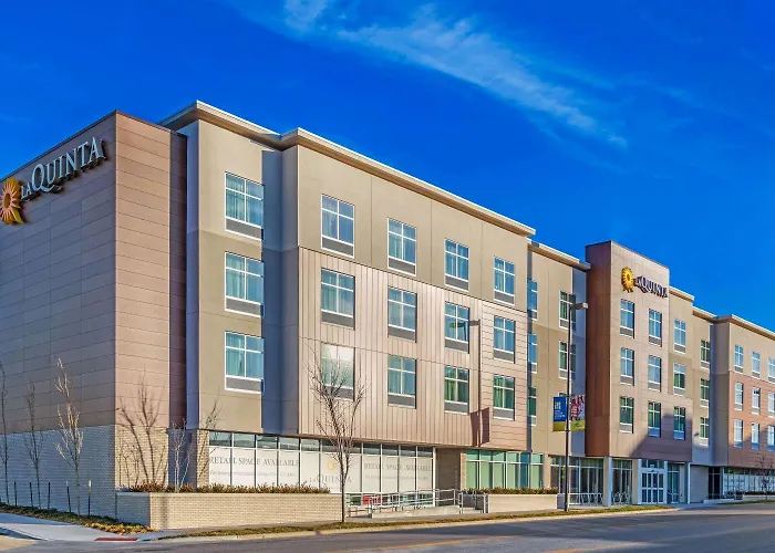 La Quinta Inn & Suites By Wyndham Kansas City Beacon Hill
