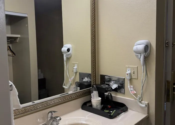 Days Inn By Wyndham St. Louis/Westport Mo