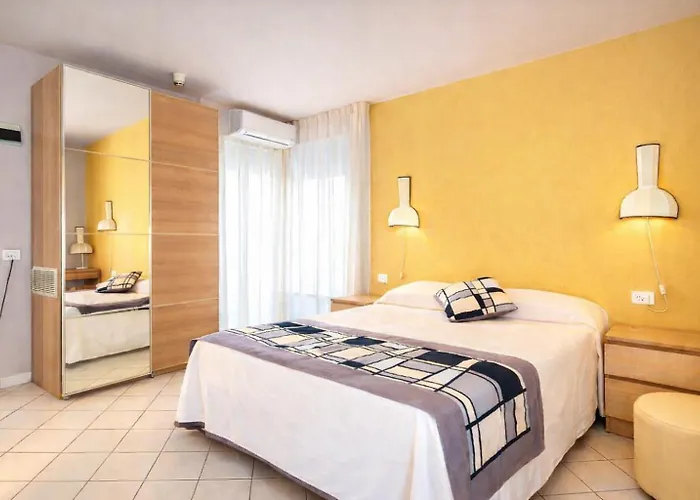 HOTEL TRIONFAL - Fronte Mare - Vicinissimi al Centro Milano Marittima