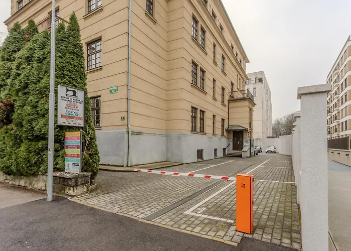 Urban Rooms-- Free Parking--