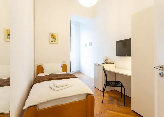 Urban Rooms-- Free Parking--