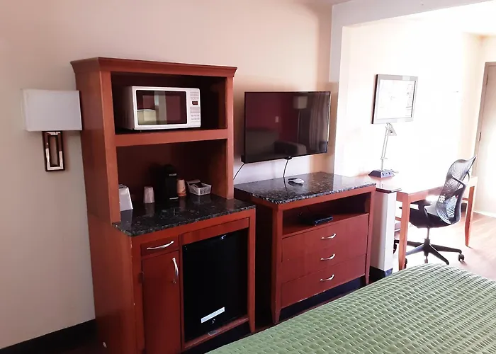 Econo Lodge Inn & Suites Griffin North