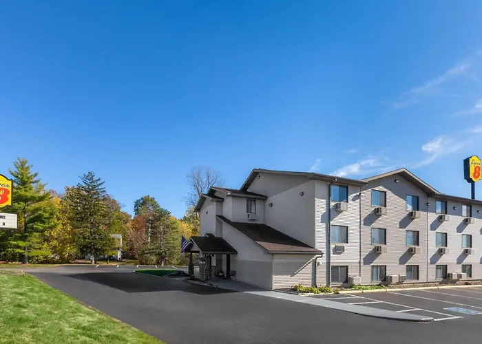 Super 8 By Wyndham /Akron Area