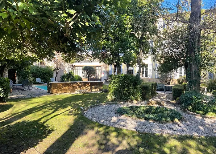 Maison Sumiane - Maison d hotes et locations avec piscine