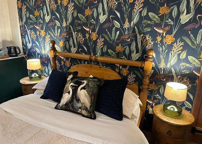 Over The Bridge Guest House Ripponden