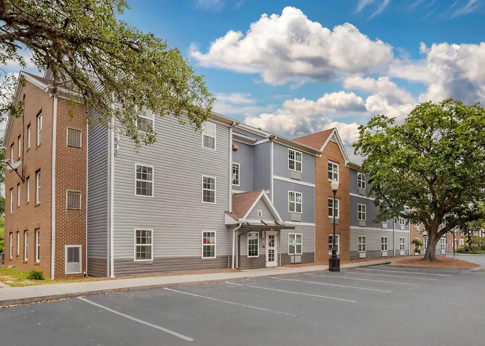 Alluxsuites At 1876, An Ascend Collection Hotel