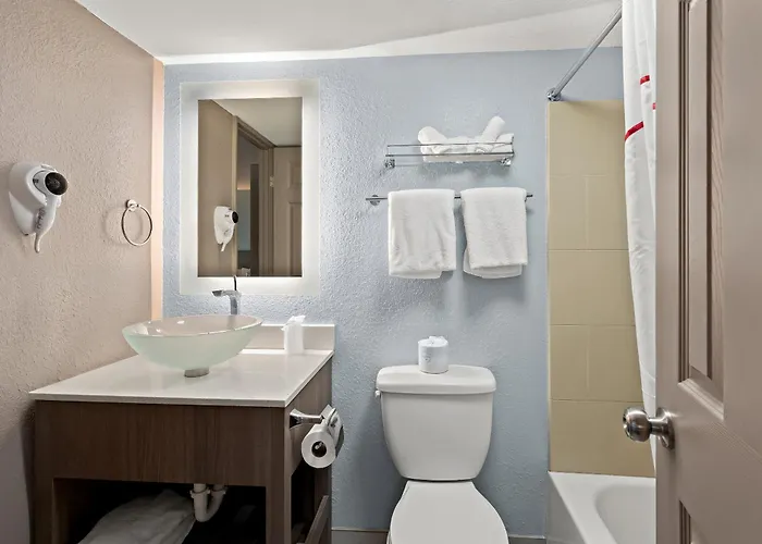 Red Roof Inn Plus+ & Suites Naples Downtown-5Th Ave S