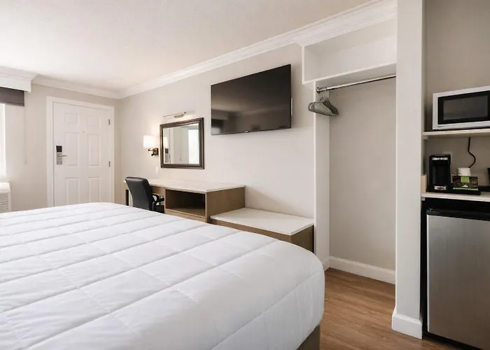 Destin Inn & Suites