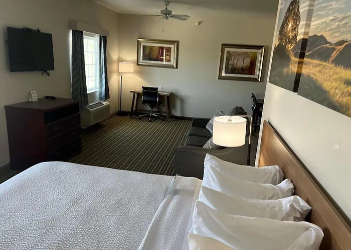 Days Inn & Suites By Wyndham Columbus Ne