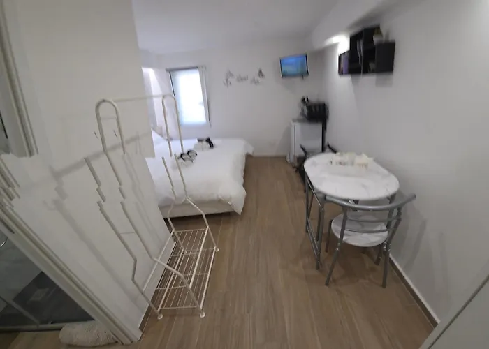 Black & White Rooms