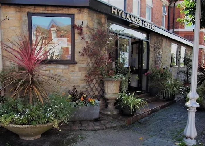 Hylands Hotel Spacious & Bright Triple Room With Ensuite Bathroom And Free Parking
