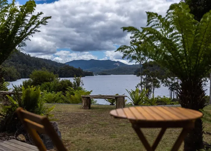 Tullah Lakeside Lodge