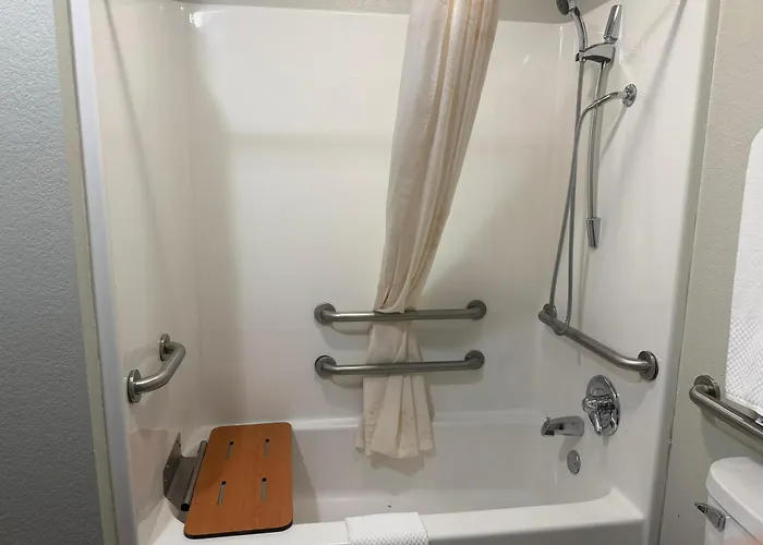 Econo Lodge Inn & Suites