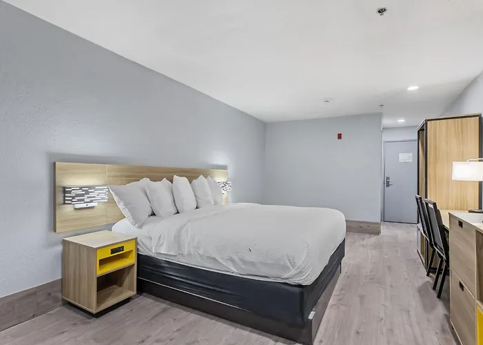 Day Inn By Wyndham San Antonio Downtown