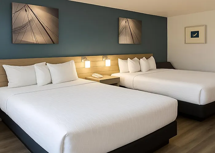 Rancho San Diego Inn & Suites