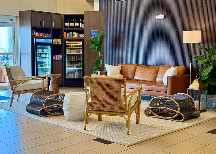 Holiday Inn Express & Suites Naples Downtown - 5Th Avenue By Ihg