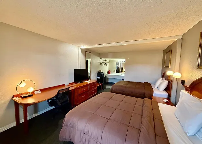 Ozark Inn & Suites