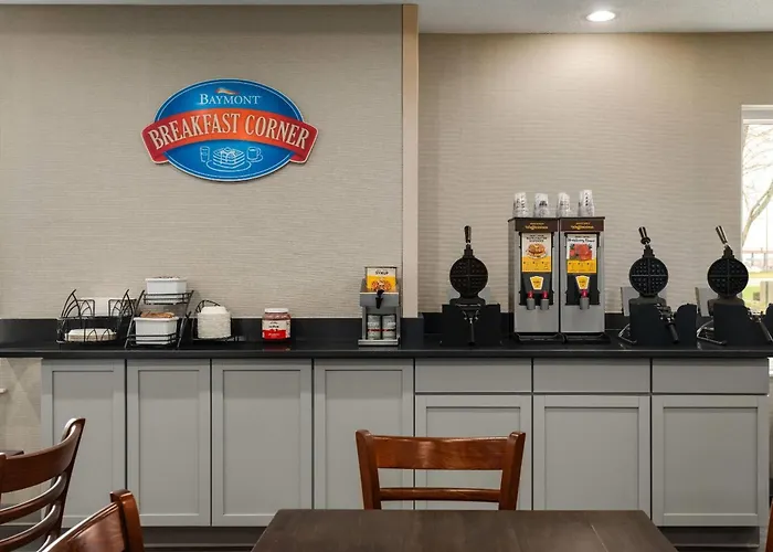 Baymont By Wyndham Rockford Hotel