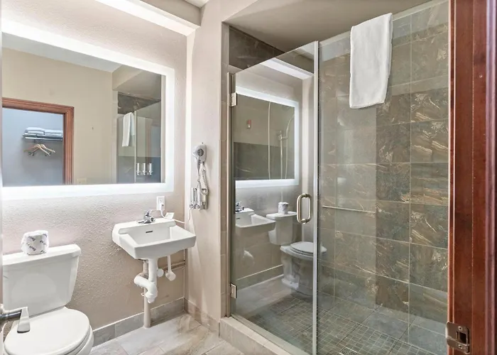 Edgewater Hotel And Suites