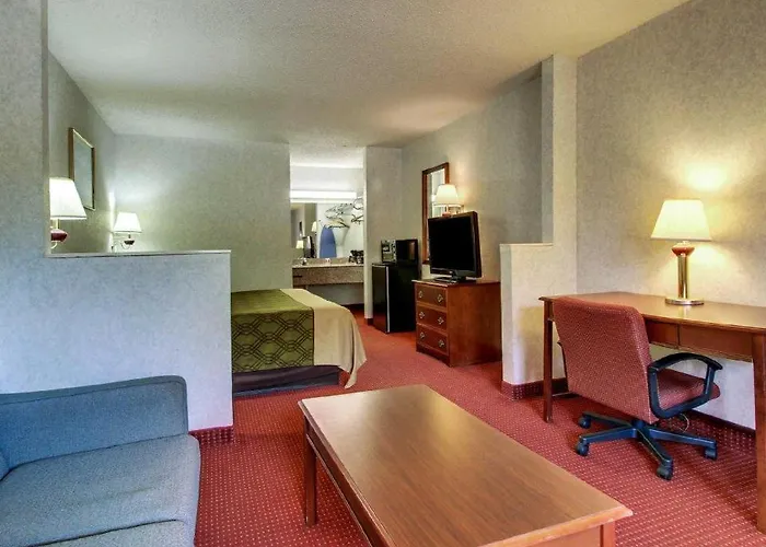 Econo Lodge Inn & Suites Forest