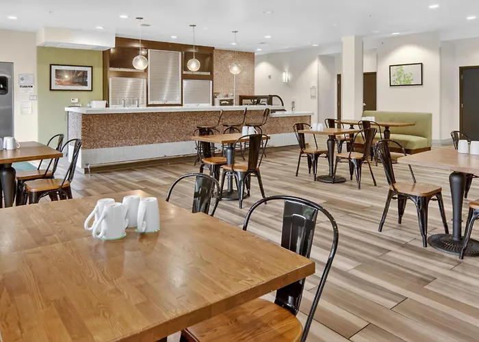 Holiday Inn And Suites Addison By Ihg