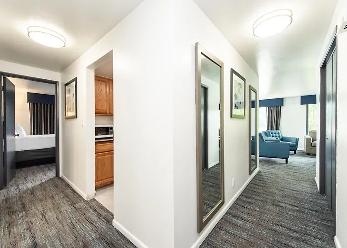 Oyster Bay Inn & Suites