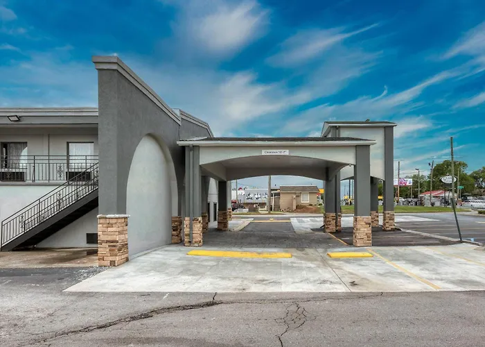 Clarion Pointe Decatur Downtown