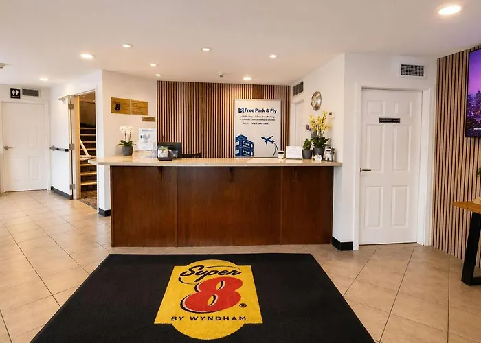 Super 8 By Wyndham Lake Country/Winfield Area