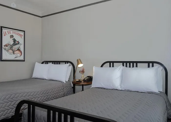 Gardner Hotel & Hostel