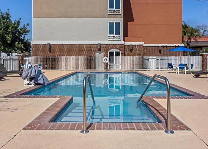 Holiday Inn Express & Suites Midtown By Ihg