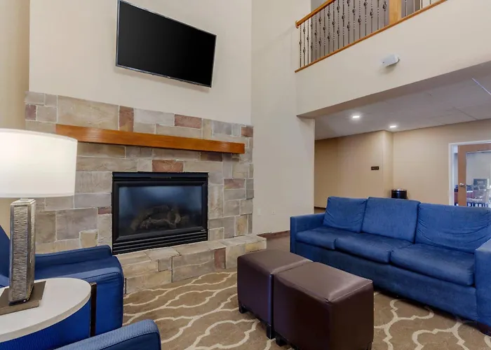 Comfort Suites Johnson Creek Conference Center