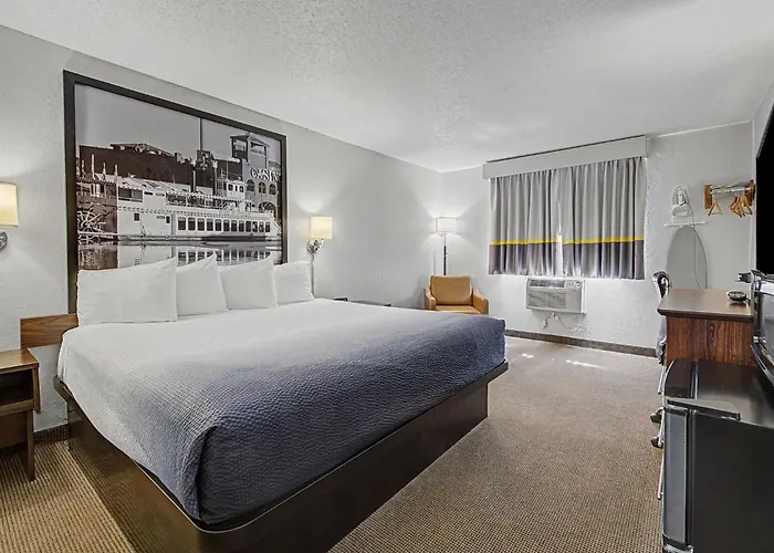 Super 8 By Wyndham Dubuque
