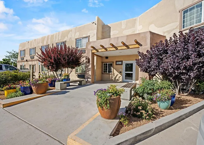 Econo Lodge Inn & Suites Santa Fe South