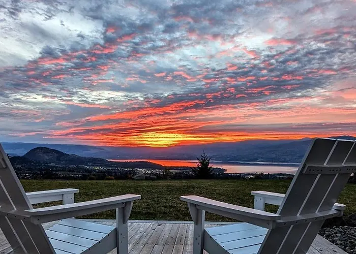 Autumn Lane B&B, Farmhouse Elegance & Stunning Lakeviews